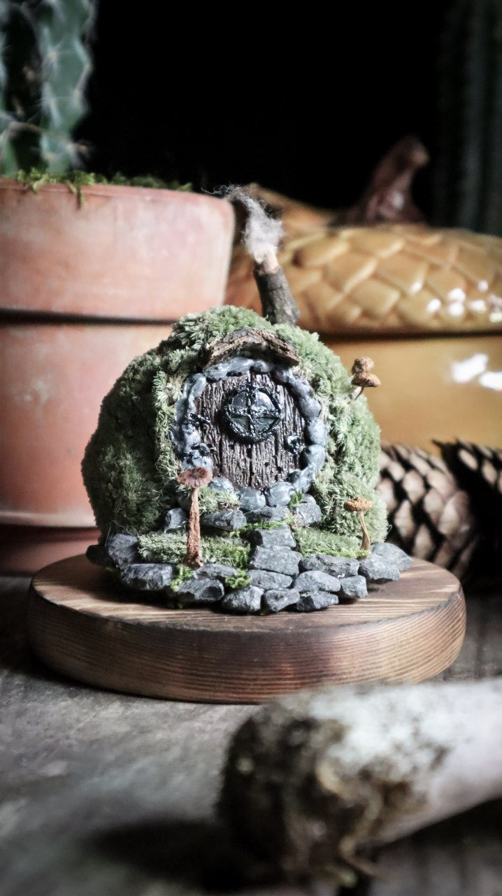 Hobbit Home 'Brown Door'